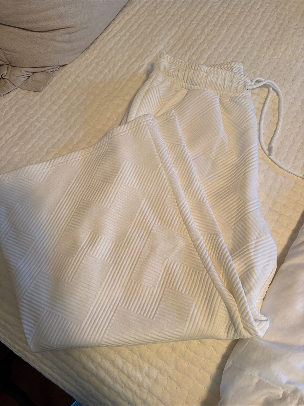 White Textured wide leg pant with Drawstring Waist and pockets - Picture 2 of 4